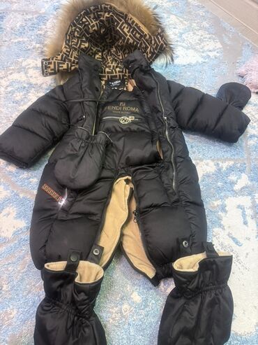 дольче габана: Детский зимний комбинезон-конверт Fendi Roma. - Цвет: черный с