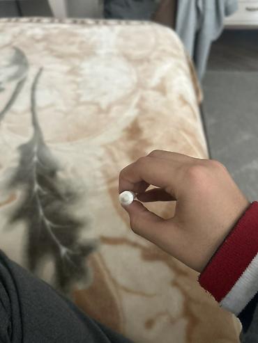 Apple Pencil stilusunda rəqəmsal qələm. Ağ rəngli, nazik və erqonomik