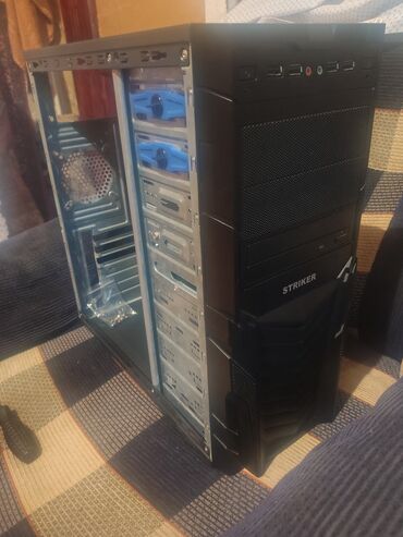 Sərt disklər (HDD): Striker sadə korpusdu. ATX formatda 4 fan dəstəkləyir, 2 küncdə, 1