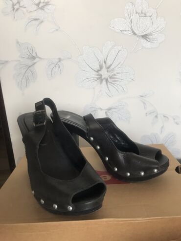 босоножки на каблуках платформах: Туфли Levi's, 36, цвет - Черный