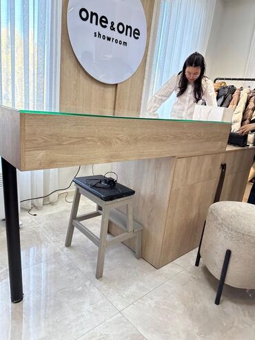 Шкафы: Срочно продается вся мебель для торговли одеждой, почти новая. Мебель — 11