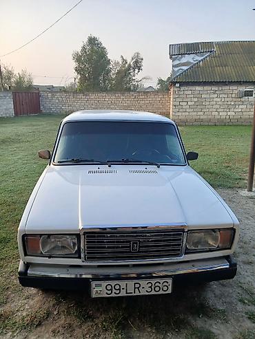 mercedes yan güzgü: Lada 2107 sedan avtomobil. Şəkillərdə ağ rəngli kuzov, klassik — 1