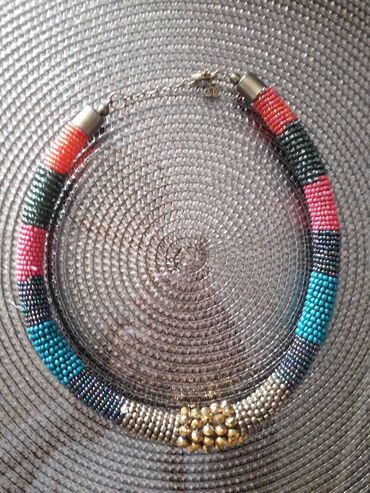 ogrlica ocilibara duzine cm: OGRLICA od sitnih perlica, boje zlatna, zelena, siva, crvena. Dužina