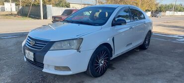 автомобиль фольксваген поло: Ağ rəngdə Geely Emgrand avtomobili gündəlik istifadə üçün uyğundur. Bu