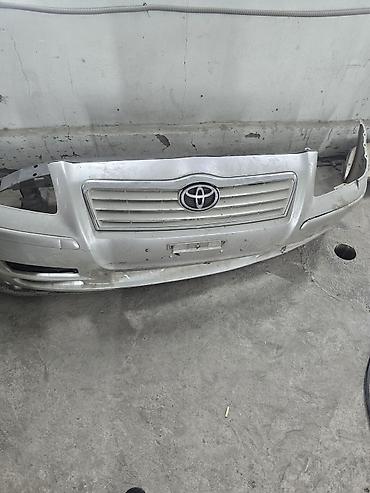 Передний бампер Toyota с решёткой радиатора и посадочным местом под
