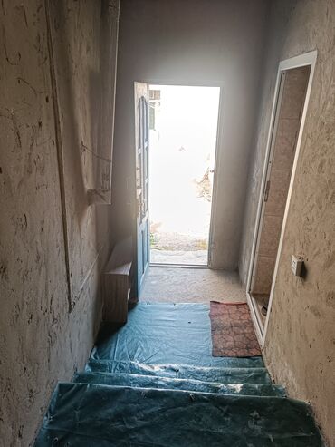 Həyət evləri və villaların satışı: 2 otaqlı həyət evi Təsvir: - Ayrı girişli kiçik həyət evi, dar — 7