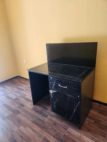 masa usdu: Qara ofis masası – mermer naxışlı üst səth və arxa panel - Material — 3