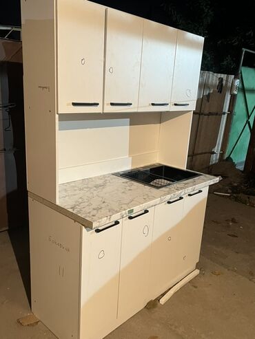 Кухонные гарнитуры: Кухонный гарнитур модульный, белый, с тёмной столешницей. Состав и — 5