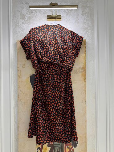 Gündəlik donlar: Paltarlar satılır. 1 dəfə geyinilib. 1) qara paltar M ölçü 50 azn 2) — 8