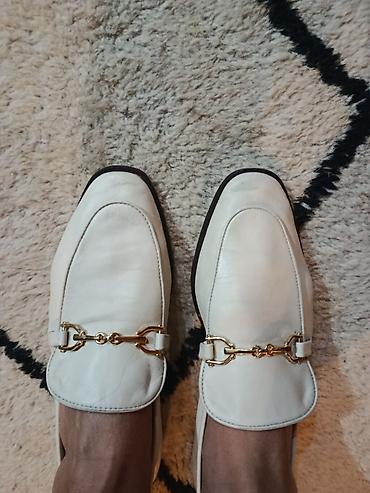 comfort obuca: Zenske mokasine – kožna obuća u beloj boji sa zlatnom kopčom - Model — 3