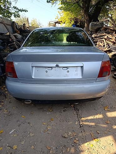 динамик на сабвуфер: Audi A4 B5, седан, серебристый цвет. Бензиновый атмосферный двигатель — 4