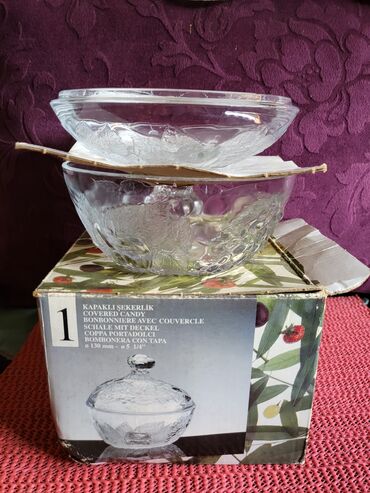 Ostalo posuđe: Bombonijera nova sa poklopcem,puno staklo. Visina. 12cm. Precnik — 2