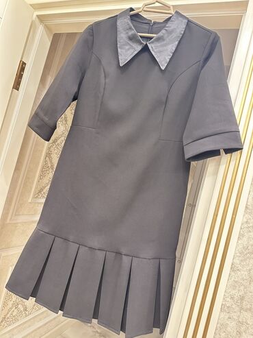 Dəstlər, kostyumlar: Qadın geyim dəsti – 4 parçadan ibarət 1) Açıq mavi, düz kəsimli jeans — 7