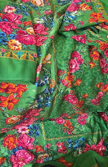 qedimi parca: Yaşıl fonlu, iri çiçək naxışlı böyük yun şal [ en1.50×uzun 2.10sm] — 1