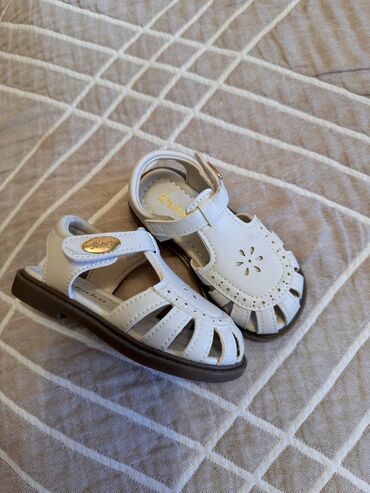 Детская обувь: НОВЫЕ босоножки 
размер 24
отдам 
Качество класс