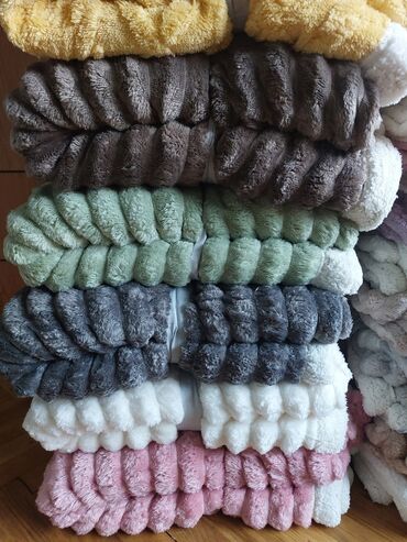 Ostalo: Krznena cebad 
200×230 
3500 din — 1