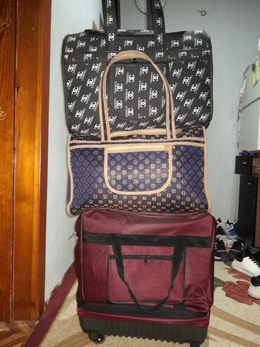 Çamadanlar: Səyahət üçün çanta və çamadan dəsti.Balacalar 10 manatdan 14 manata — 12