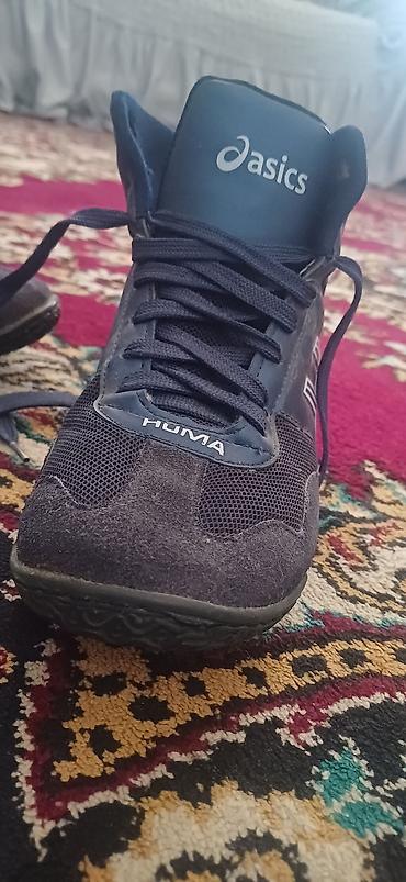 Şəxsi əşyalar: Məhsul: Asics brendinin yüksək boğazlı idman ayaqqabısı (HOMA — 6