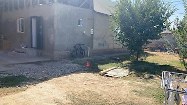 Продажа коттеджей и домов: 🏡 Продается дом с времянкой в ж/м Ак-Ордо 3! ✅ Дом саманный, тёплый и — 2