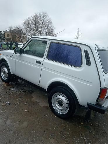 bmw x5 rul: LADA Niva 3 qapılı, ağ rəng, klassik kuzov. - Tam ötürücülü (4x4) — 3