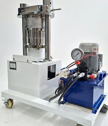 briket: Zeytun və çeşidli toxumların yağını sıxan hidravilik maşın.(soyuq — 2
