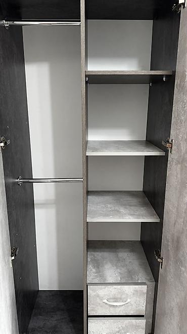 silver kitchen: 3 эшиктуу шкаф ортосунда кузгусу менен ичи кэнен, диван 2шт матрасы — 2