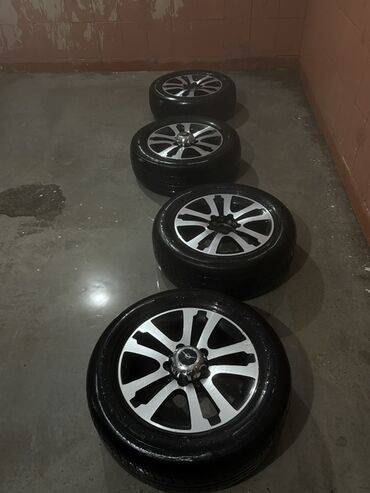 Disk təkərlər: 4 ədəd yığılmış disk+şin dəsti - Disklər: yüngül lehimli, 10-şüalı — 8