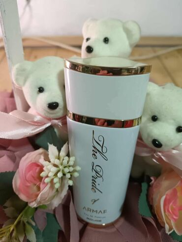 Parfemi: Crna bočica parfema Versace Crystal Noir sa fasetiranim čepom u obliku — 8