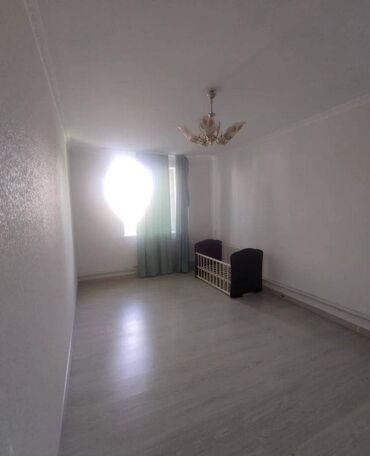 продаю однокомнатную квартиру аламедин 1: 50 м², 3 комнаты
