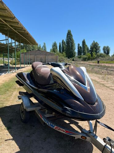 шины 17 размера: Гидроцикл Yamaha 2007 в элегантном темно-коричневом цвете с