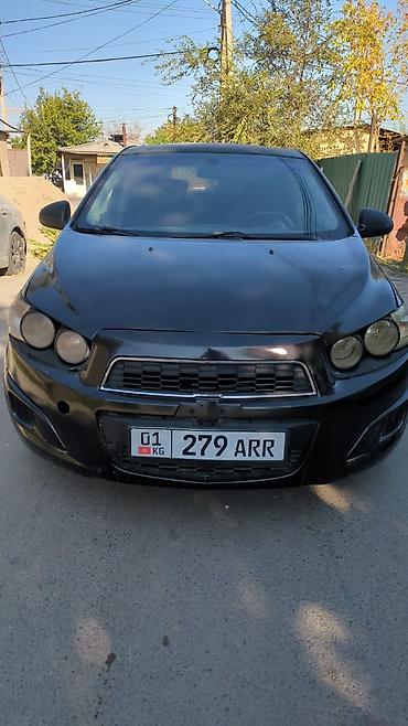 машина малометражка: Chevrolet Соник: 2013 г., Седан — 1