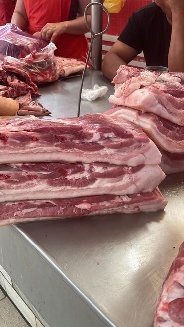 ары ящик: Свежее свиное мясо, представленное в виде крупных кусков грудинки и