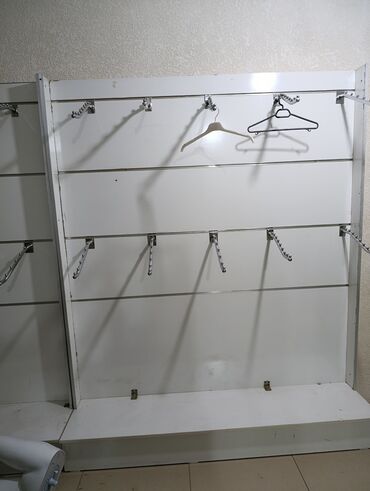 оборудования для фастфуд: Напольный манекен женской фигуры и торговые панели с навесным