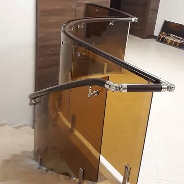 şüşələr: Şəffaf tünd qəhvəyi rəngli şüşədən hazırlanmış bu məhəccər, qara