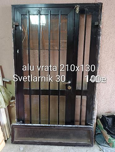 Ugaone garniture: Nameštaj – više artikala 1) Drvena vitrina sa staklenim krilima – — 30