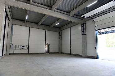 Radionice, postrojenja, fabrike: -Površina od 920m2 je podeljena u dva objekta 660m2 i 260m2. -Hala sa — 14