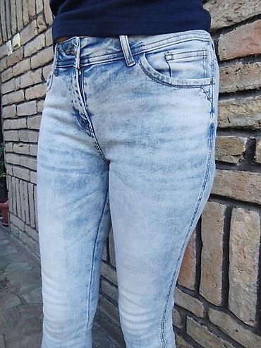 kaftan: Amisu ženske farmerke, svetlo ispran denim (acid wash), uski — 4
