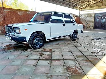 2107 qapı: VAZ 2107, ağ rəng, 4 qapı sedan. Texniki xüsusiyyətlər: - Benzin — 2
