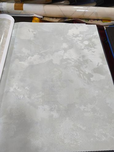 Dekorativ divar kağızı kataloqu – zərif teksturalı, açıq boz-krem