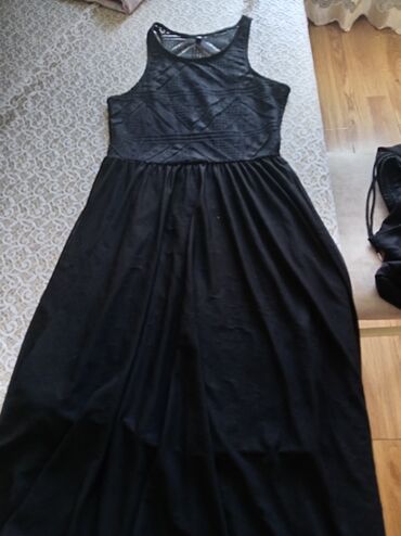 Gündəlik donlar: Qara maxi paltar - Rəng: qara - Model: uzun, A-kəsim ətək; yuxarı