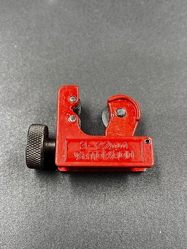 Rezaklar: Turba kəsən qırmızı balaca Bu boru kəsici alət (pipe cutter), metal — 2