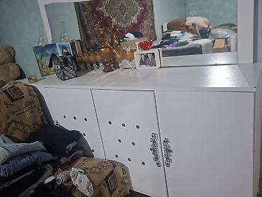 şuşe qapi: Ağ rəngdə qonaq otağı mebel dəsti satılır. Dəstə şüşəli vitrin və — 2
