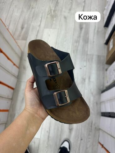 ремень безапасности: Кожаные шлепанцы Birkenstock с двумя регулируемыми ремешками и