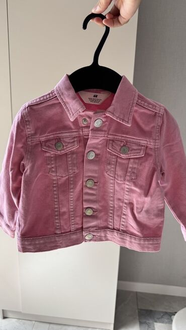 вещи пакетом на девочку: Розовая джинсовая куртка для девочек от H&M. Модель с длинными