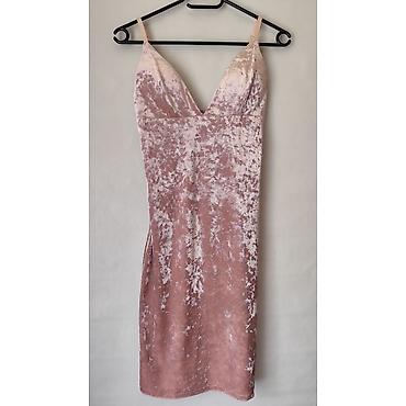 bele 97: Plišana haljina u puder‑roze boji, sa svetlucavim „crushed velvet“ — 1