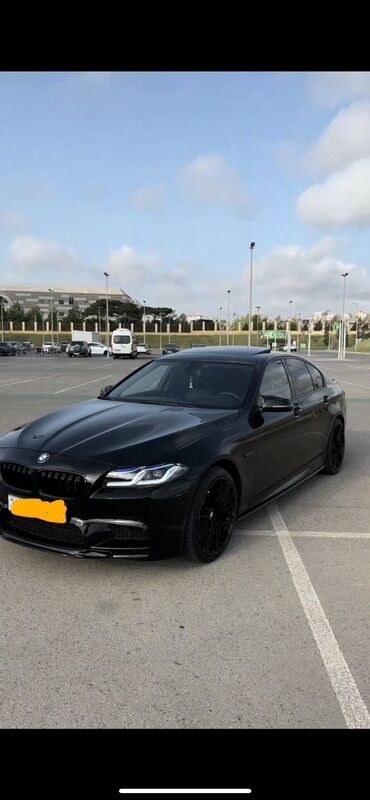 купить диски amg: Qara rəngdə olan BMW 5 seriyalı sedan. Avtomobil qara disklər və