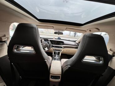 Digər avtomobillər: Bestune T77 – kompakt krossover, qara rəngdə. Xarici dizayn: - Geniş — 8