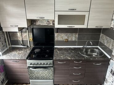 моющее средство для мытья посуды: Кухонный гарнитур в современном стиле, включающий навесные и напольные