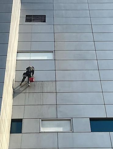 верхолазные работы: Промышленный альпинизм Мойка окон и фасадов Установка кондиционеров — 2