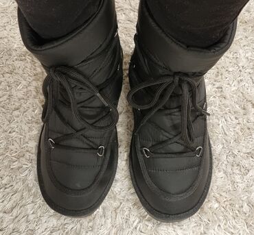 ugg 43: Color - Black, 40